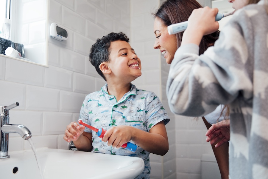 Mom encouraging kid to brush, brushing tips for kids, kids oral hygiene, Growing Smiles Pediatric and Family Dentistry, Voorhees NJ, Mount Laurel NJ, Cherry Hill NJ, brushing games, family dental care